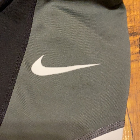 Nike white, grey, and black leggings - Picture 4 of 6